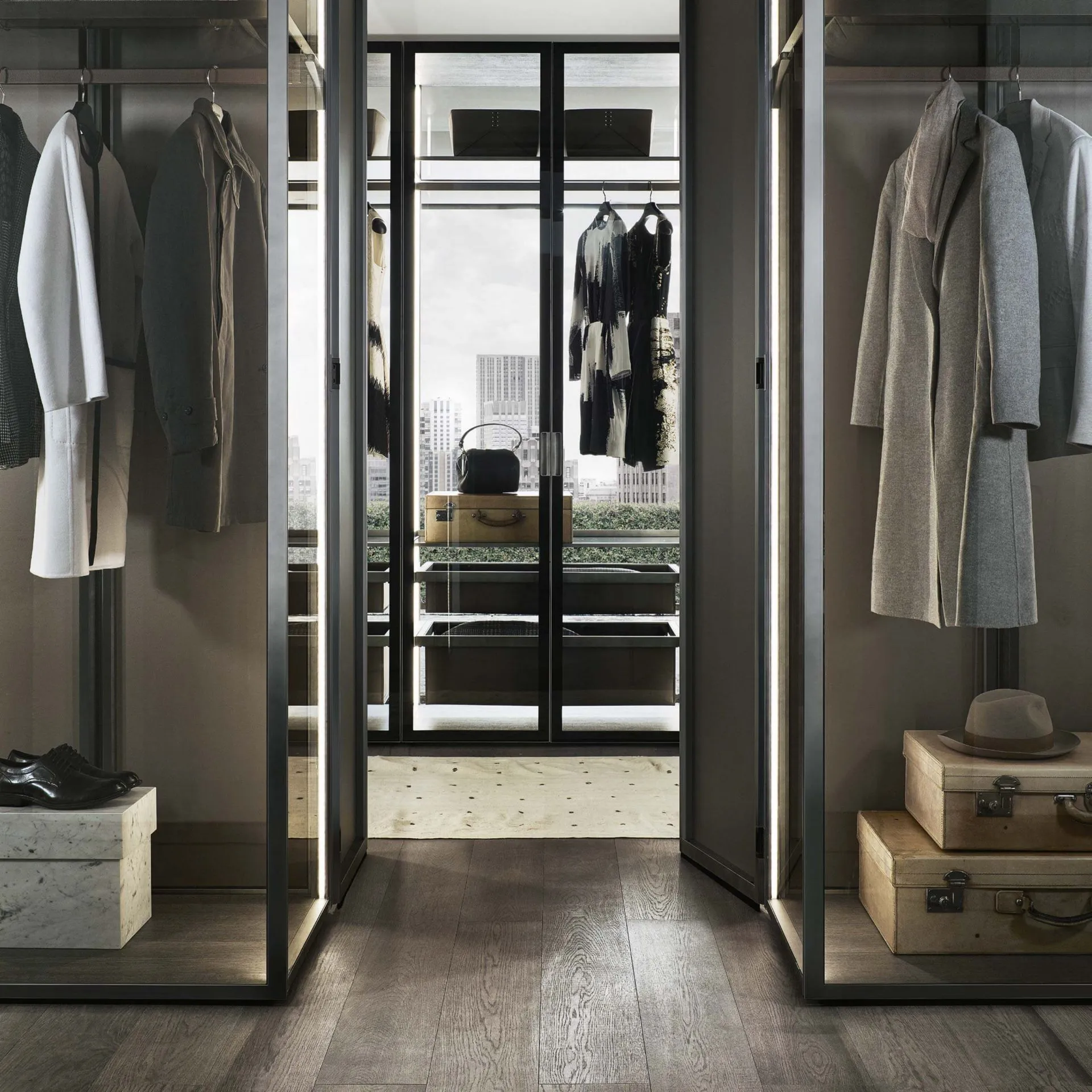 Vetro — Glazed walk-in with illuminated aluminium profiles
